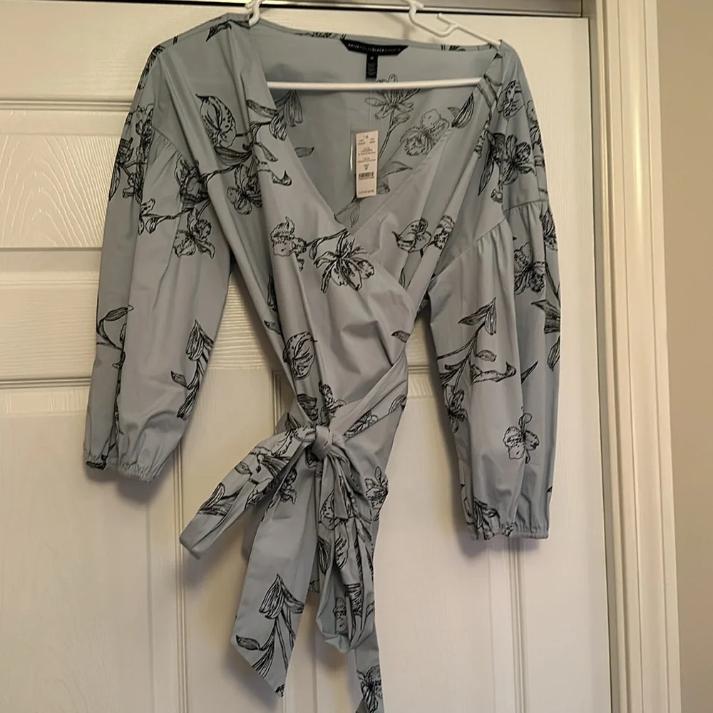 White House Black Market wrap top- size Medium NWT - Picture 3 of 4